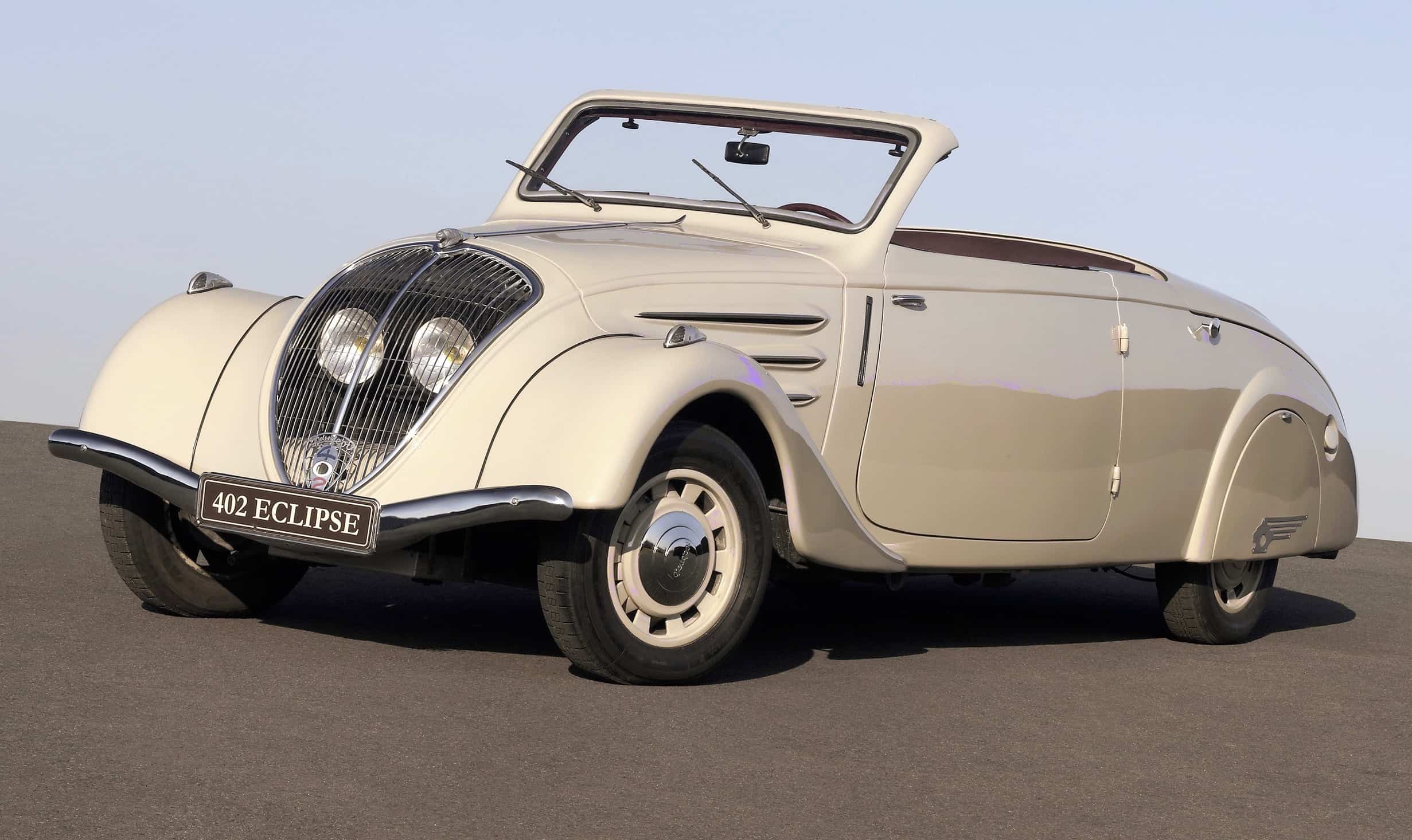 German Club Showcases Vintage French Cars At Retro