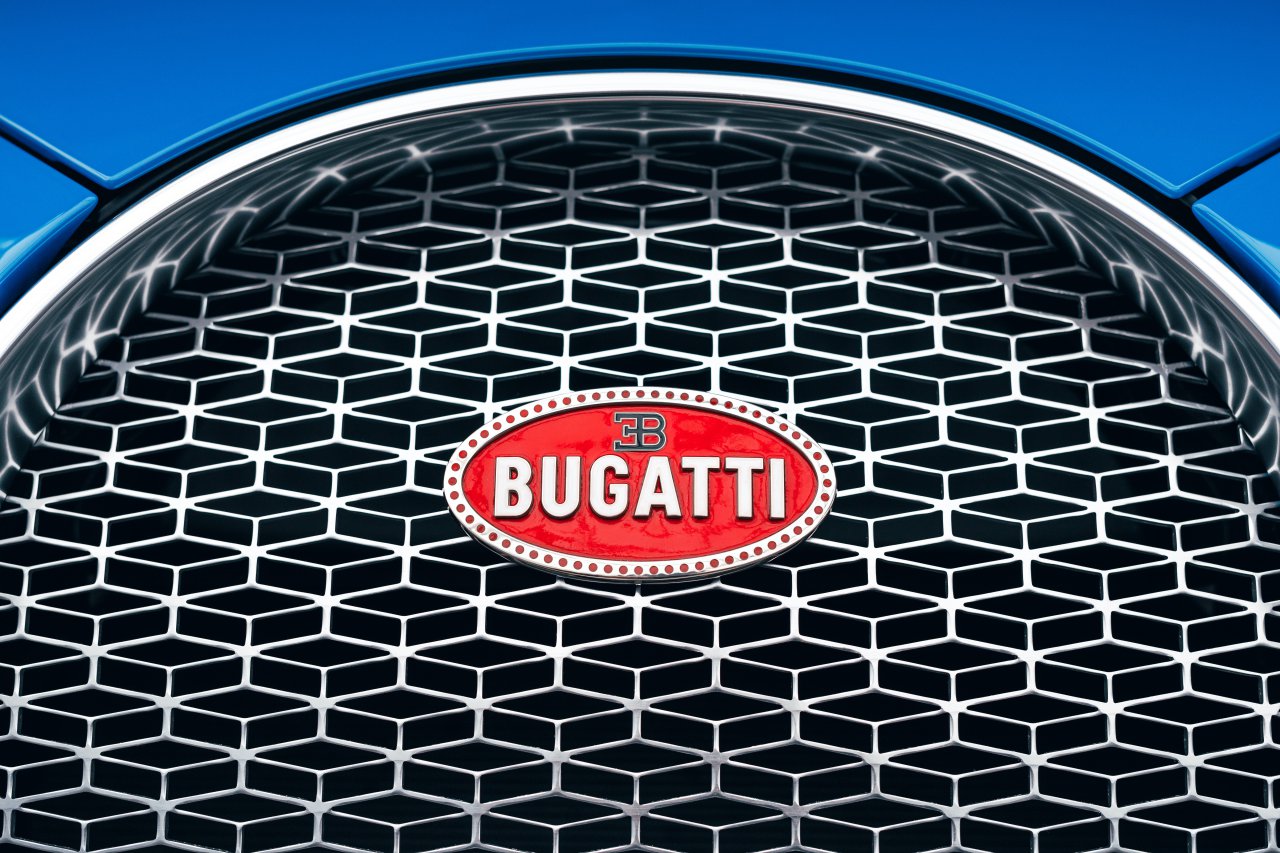 The Bugatti Macaron badge. 