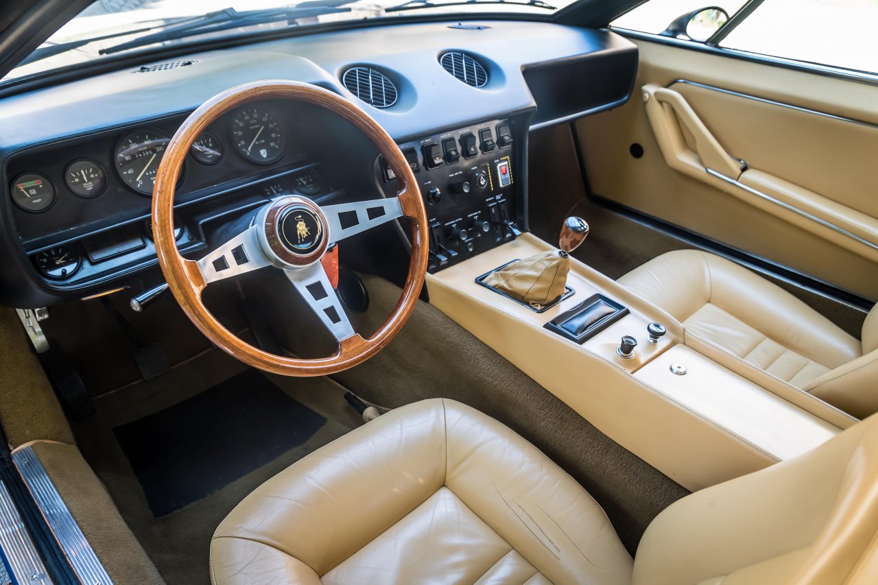 Blue Lamborghini Jarama interior 
