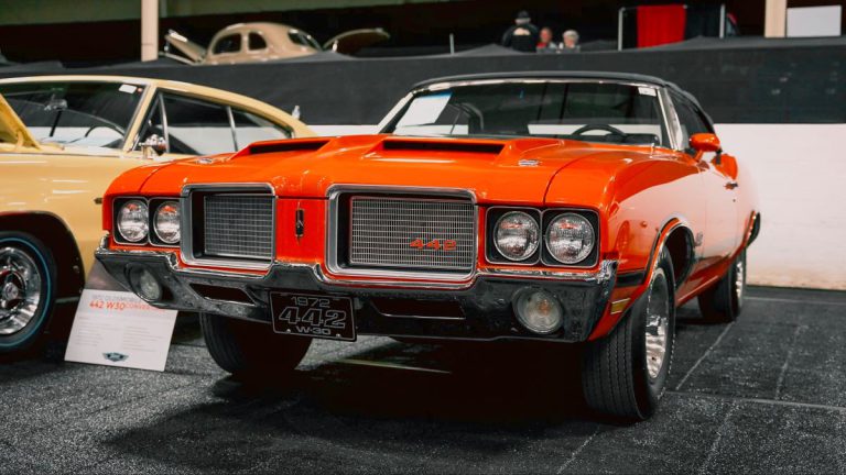 Pick One: 1972 Oldsmobile 4-4-2 W30 or Buick GS Stage 1?